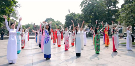 ...bằng vũ điệu flashmob đầy sôi động.