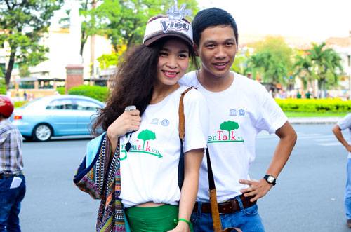 Huong Tram mat moc van xinh tuoi