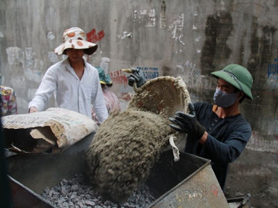 Vũ Chí Công và Vũ Chí Đường làm bê tông ở Triều Khúc (Hà Nội).