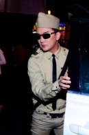 Mr. Đàm mặc đồ nhà binh ngồi ghế nóng