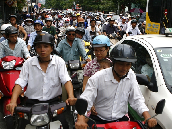 Theo các chuyên gia: Hà Nội hiện có hơn 4,4 triệu xe máy, từ 1-1 Thủ đô chưa thể thu phí bảo trì đường bộ. Ảnh: Trọng Đảng