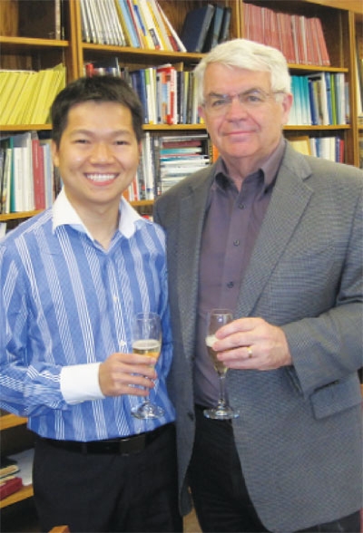 Nguyễn Chí Hiếu (trái) trong ngày nhận bằng tiến sĩ - Ảnh: Nguyễn Chí Hiếu cung cấp