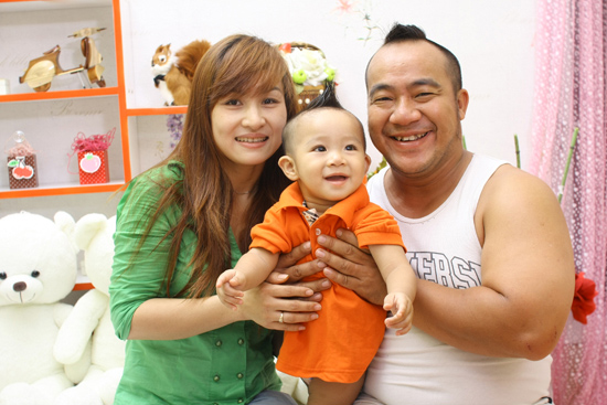 Hieu Hien va con trai dang yeu trong mua Giang sinh