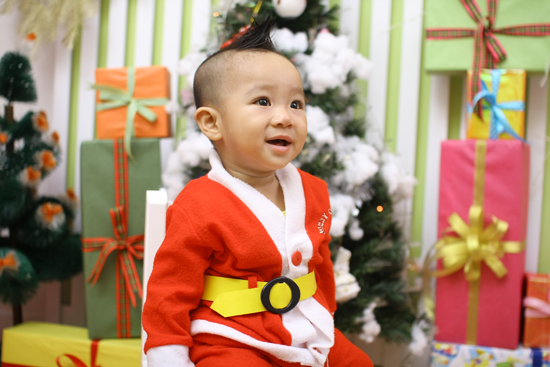 Hieu Hien va con trai dang yeu trong mua Giang sinh