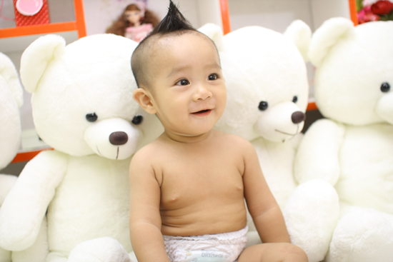 Hieu Hien va con trai dang yeu trong mua Giang sinh