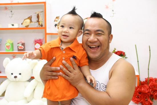 Hieu Hien va con trai dang yeu trong mua Giang sinh