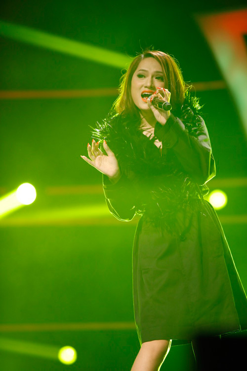 Thanh Tung, Thao My dung chan, Huong Giang de dang lot top 4 Vietnam Idol 2012