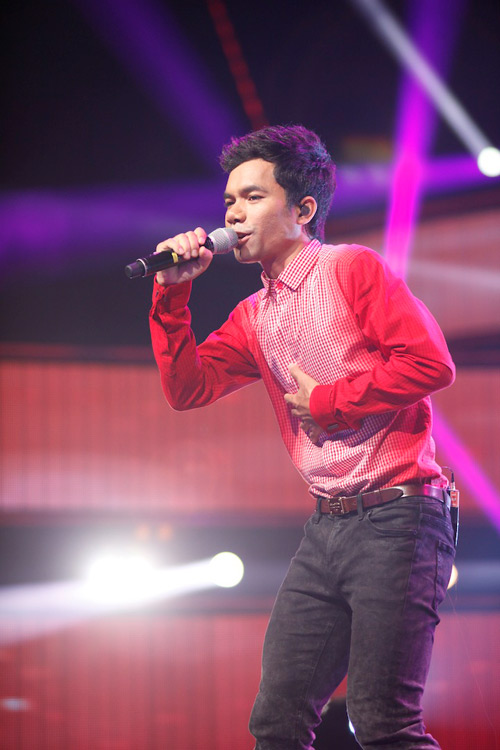 Thanh Tung, Thao My dung chan, Huong Giang de dang lot top 4 Vietnam Idol 2012