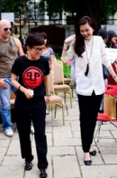 Phương Uyên nhiệt tình nhảy múa bên cạnh Thiều Bảo Trang