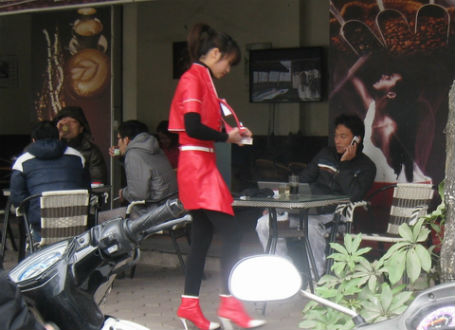 Một bạn sinh viên đang giới thiệu sản phẩm mới cho khách hàng tại các quán cafe sáng 30/12/2012.