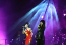 Uyên Linh hát \