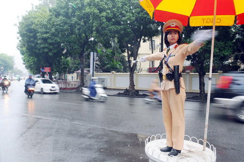 Sáng nay, Hà Nội mưa phùn, lạnh 14 độ C nhưng nhiều nữ cảnh sát vẫn dậy sớm đi hơn 10 km để kịp có mặt tại 10 nút giao thông trọng điểm làm nhiệm vụ trong ngày đầu ra quân.