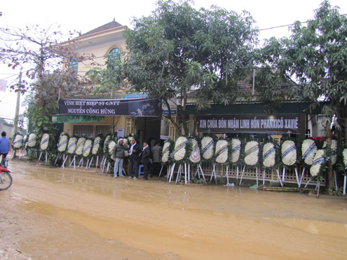 Căn nhà nhỏ của hiệp sĩ Công Hùng phủ đầy hoa trắng. Ảnh: Nguyên Khoa