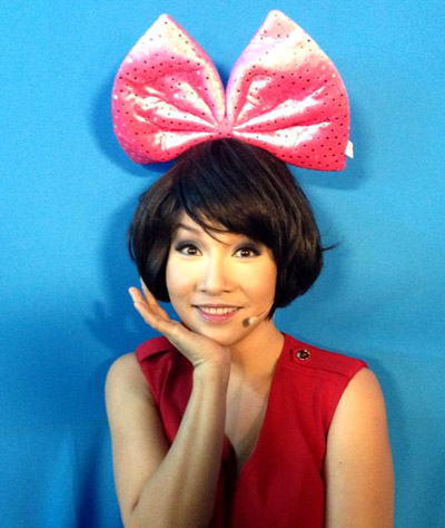 Diva Mỹ Linh đăng hình ảnh nhí nhảnh với chiếc nơ lớn màu hồng trên đầu. Người hâm mộ hào hứng khen nữ ca sĩ thật trẻ trung, xinh đẹp, 