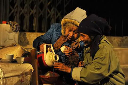 Hai bà cụ trên phố Nguyễn Thiệp chia sẻ những chén nước nóng xua tan giá lạnh.