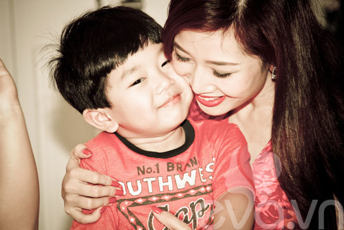 A hau Thu Phuong va cau con trai cuc dang yeu