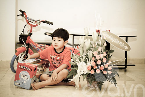 A hau Thu Phuong va cau con trai cuc dang yeu