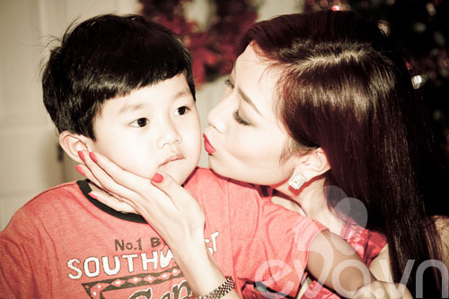 A hau Thu Phuong va cau con trai cuc dang yeu