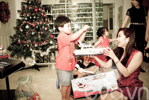 A hau Thu Phuong va cau con trai cuc dang yeu