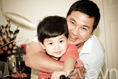 A hau Thu Phuong va cau con trai cuc dang yeu