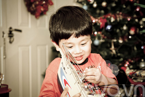 A hau Thu Phuong va cau con trai cuc dang yeu