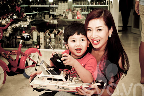 A hau Thu Phuong va cau con trai cuc dang yeu