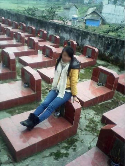 Cộng đồng mạng phẫn nộ với hình ảnh một cô gái trẻ ngồi lên mộ liệt sĩ
