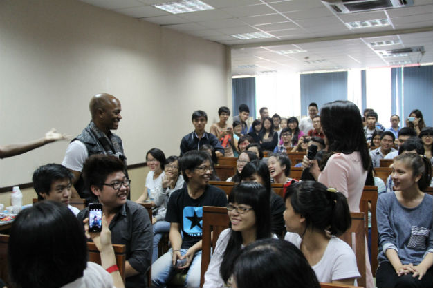 Jesse Campbell giao luu voi sinh vien Viet Nam