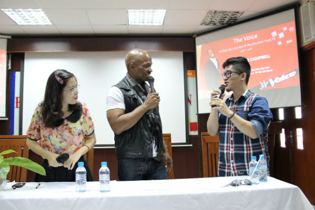 Jesse Campbell giao luu voi sinh vien Viet Nam