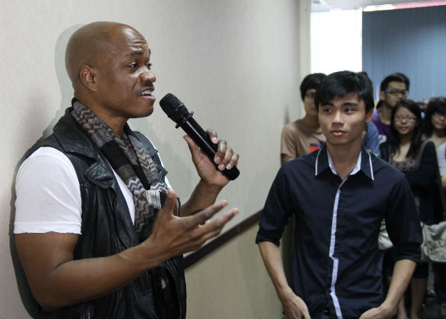 Jesse Campbell giao luu voi sinh vien Viet Nam
