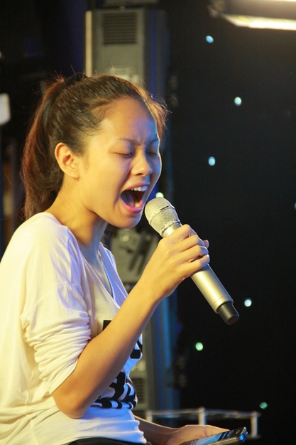 Top 3 VietNam Idol 2012 tap luyen voi ca sy My Tam
