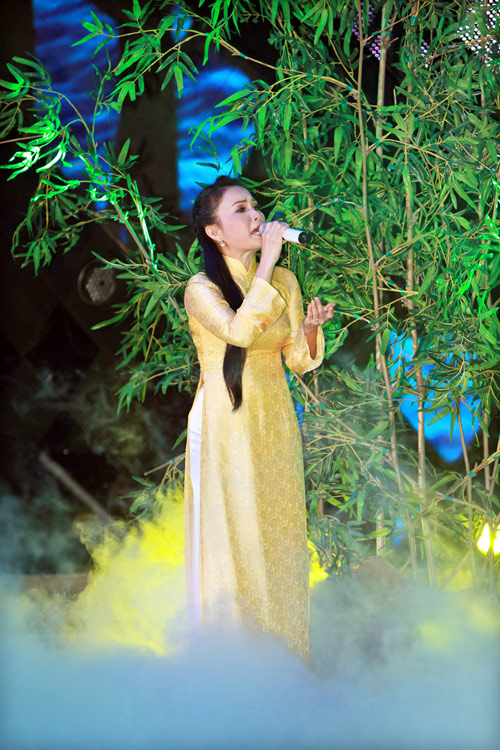 Liveshow hoanh trang, MC viet kieu la nguoi yeu Dan Truong o Duc