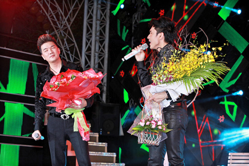 Liveshow hoanh trang, MC viet kieu la nguoi yeu Dan Truong o Duc