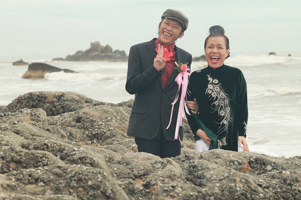 Hoài Linh và Việt Hương có dịp tung hứng khả năng hài hước khi đóng vai vợ chồng Tiên Cảnh - Nhỏ Nhẹ
