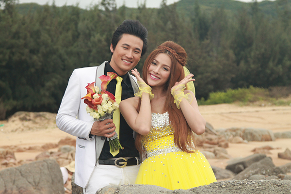 Trương Nhi nhí nhảnh trong bộ soriee màu vàng. Cô và Hà Trí Quang tạo thành một cặp đôi trong phim.