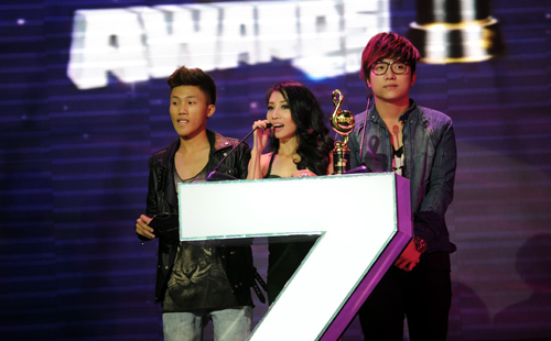 Ha Ho - Mr Dam chia giai voi \'dan em\' tai Zing Music Awards