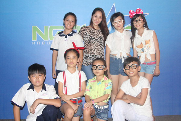 Cô đưa các học trò ở trung tâm dancesport Khánh Thi đến chạy chương trình.