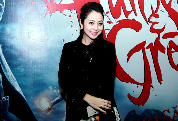 Jennifer rạng ngời khoe sắc.