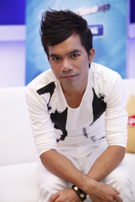 Viet Nam Idol 2012: Yasuy cuoi het co, om chat Hoang Quyen