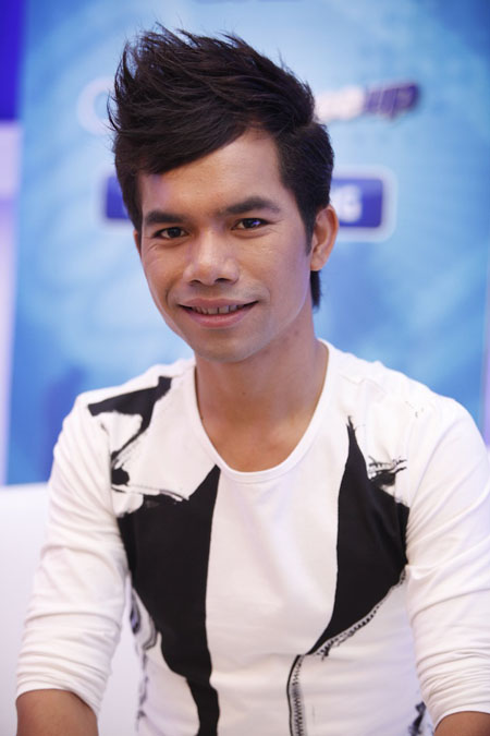 Viet Nam Idol 2012: Yasuy cuoi het co, om chat Hoang Quyen
