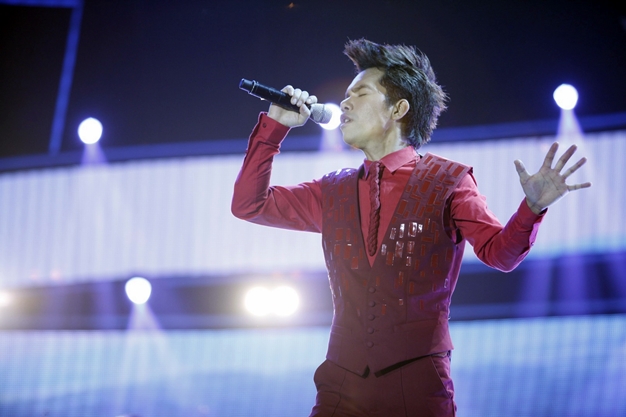 Hoang Quyen ap dao Yasuy trong dem Chung ket Vietnam Idol 2012
