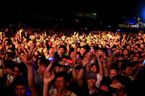 Tran Lap lam tan chay hang van trai tim trong dem Rock Storm