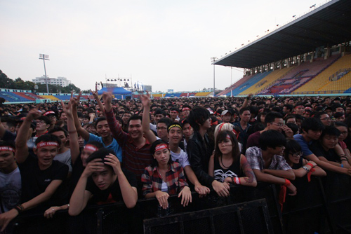 Tran Lap lam tan chay hang van trai tim trong dem Rock Storm