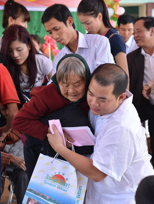 Thúy Hạnh cùng chồng làm từ thiện tại Quảng Bình - 2
