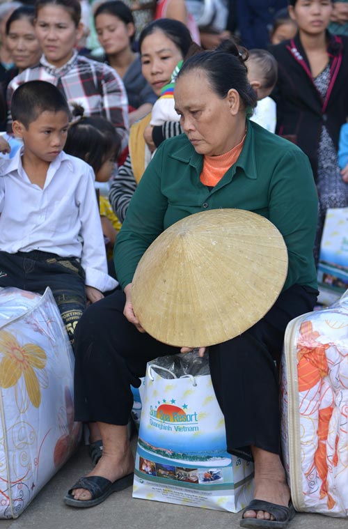 Thúy Hạnh cùng chồng làm từ thiện tại Quảng Bình - 5