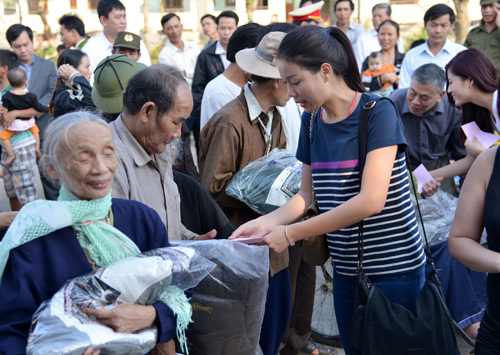 Thúy Hạnh cùng chồng làm từ thiện tại Quảng Bình - 6