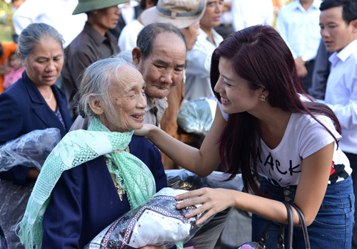 Thúy Hạnh cùng chồng làm từ thiện tại Quảng Bình - 8