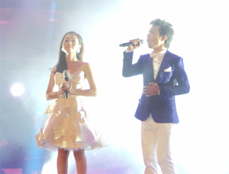 Hai thí sinh vào chung kết Vietnam Idol - Ya Suy và Hoàng Quyên trong tiết mục mở màn