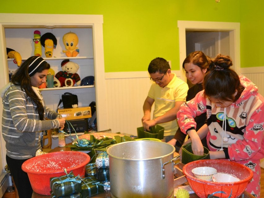 Hội thanh niên - sinh viên Việt tại Boston, Mỹ gói bánh chưng đón Tết