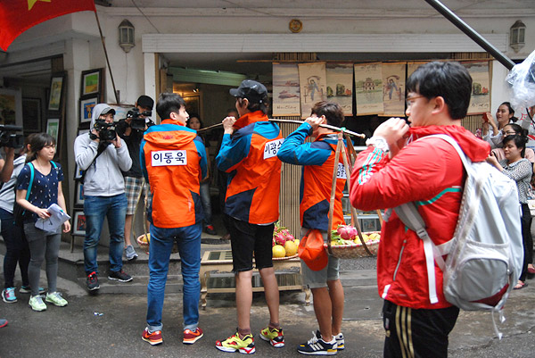 Đội áo vàng thực hiện nhiệm vụ trao đổi hoa quả dưới sự cổ vũ nhiệt tình của fan.